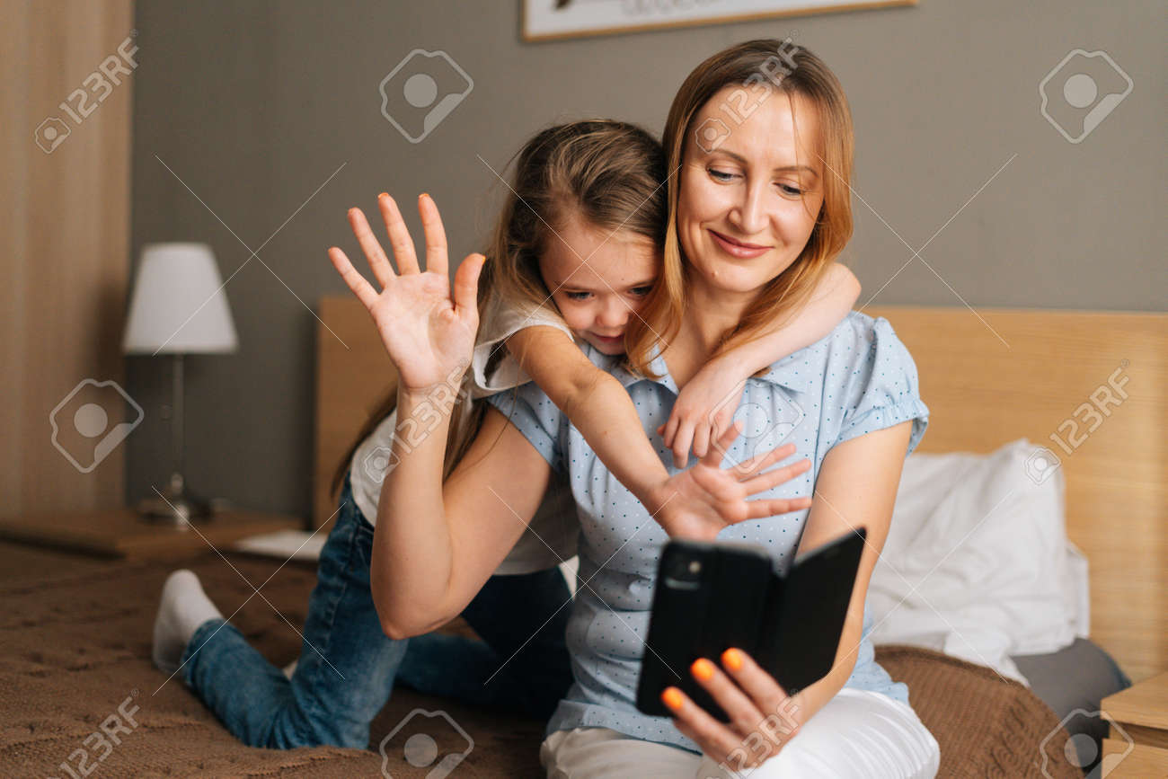 Madre e hija abrazándose en una videollamada