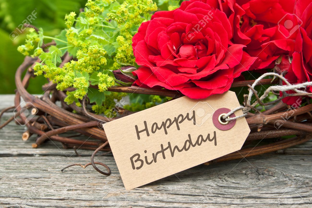 Imagen de una tarjeta de cumpleaños con rosas rojas