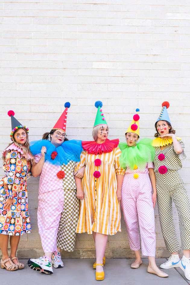 Descubre las imágenes más divertidas para celebrar el Día del Payaso 3 People in colorful clown costumes celebrating