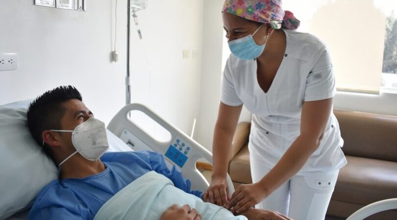 enfermeras cuidando pacientes con carino y dedicacion