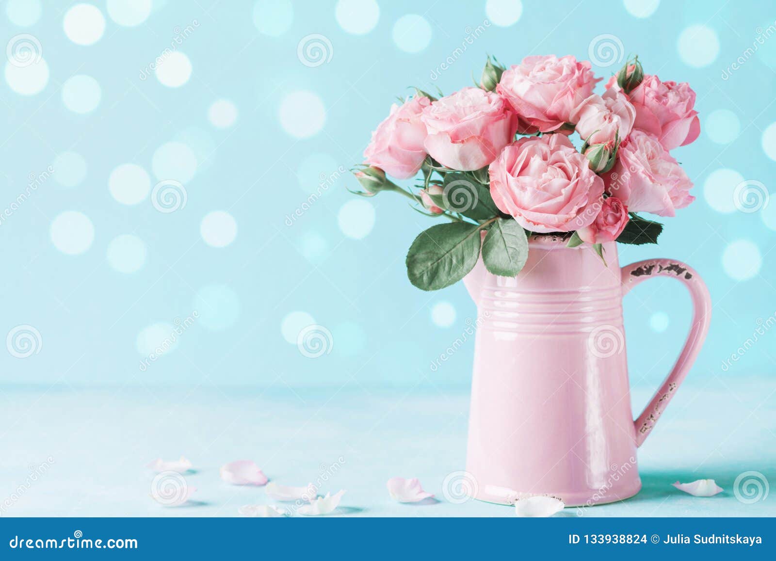 Florero de rosas y tarjeta de felicitación
