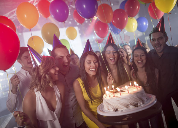 Imagen de una fiesta sorpresa de cumpleaños