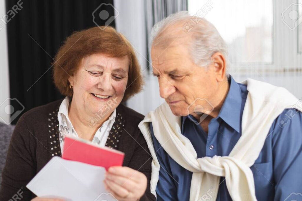 imagen de abuelo leyendo una carta