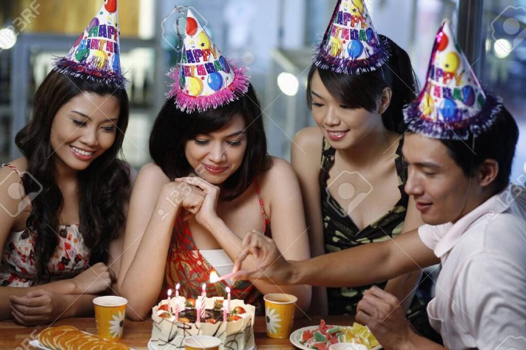 imagen de amigas celebrando un cumpleanos
