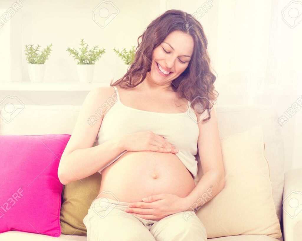 imagen de mujer embarazada acariciando su vientre