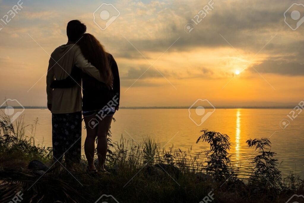 imagen de pareja abrazada al amanecer