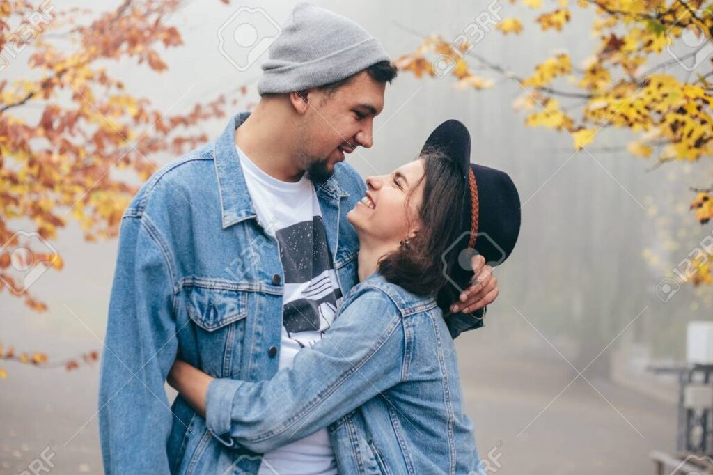 imagen de pareja abrazandose y sonriendo