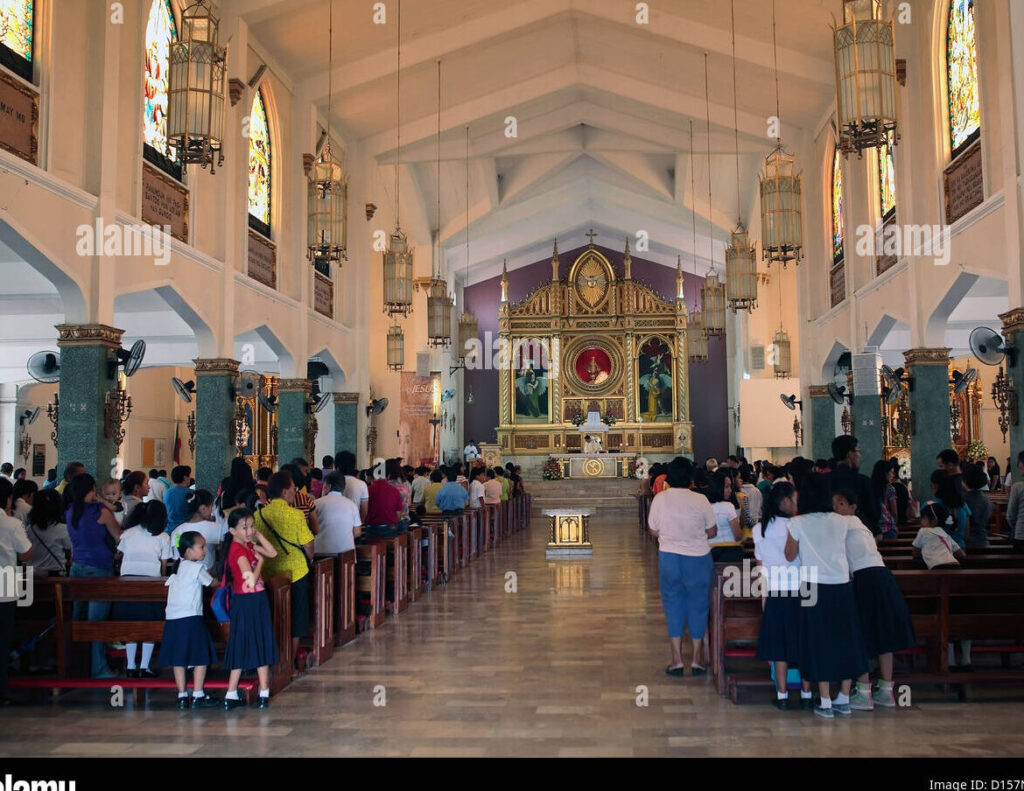 imagen de persona rezando en iglesia