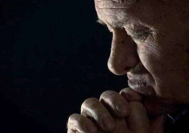 imagen de una persona rezando en momentos dificiles