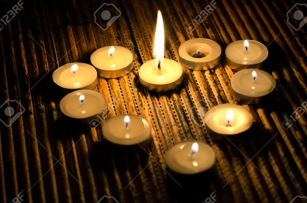 imagen de velas encendidas en la oscuridad