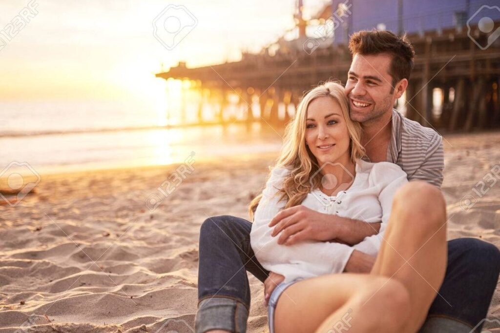 imagen pareja romantica en la playa