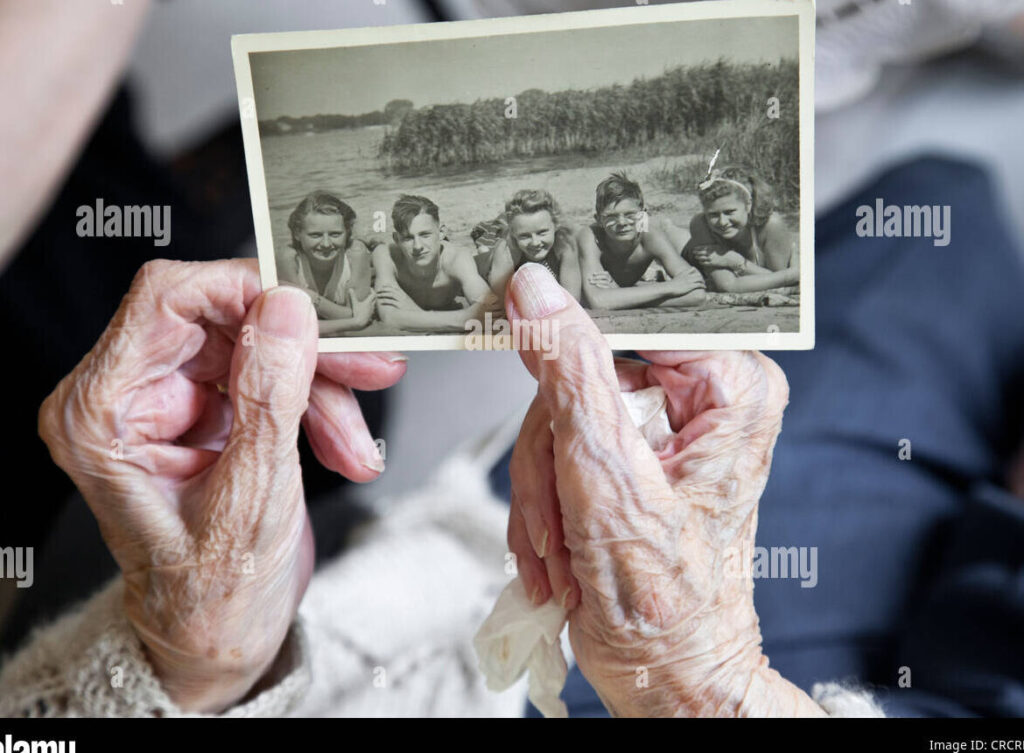 manos sosteniendo una fotografia antigua