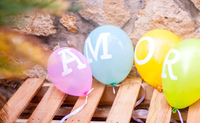 mensaje de amor con globos