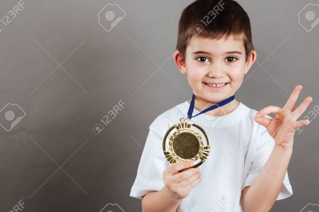 nino orgulloso mostrando medalla de premio