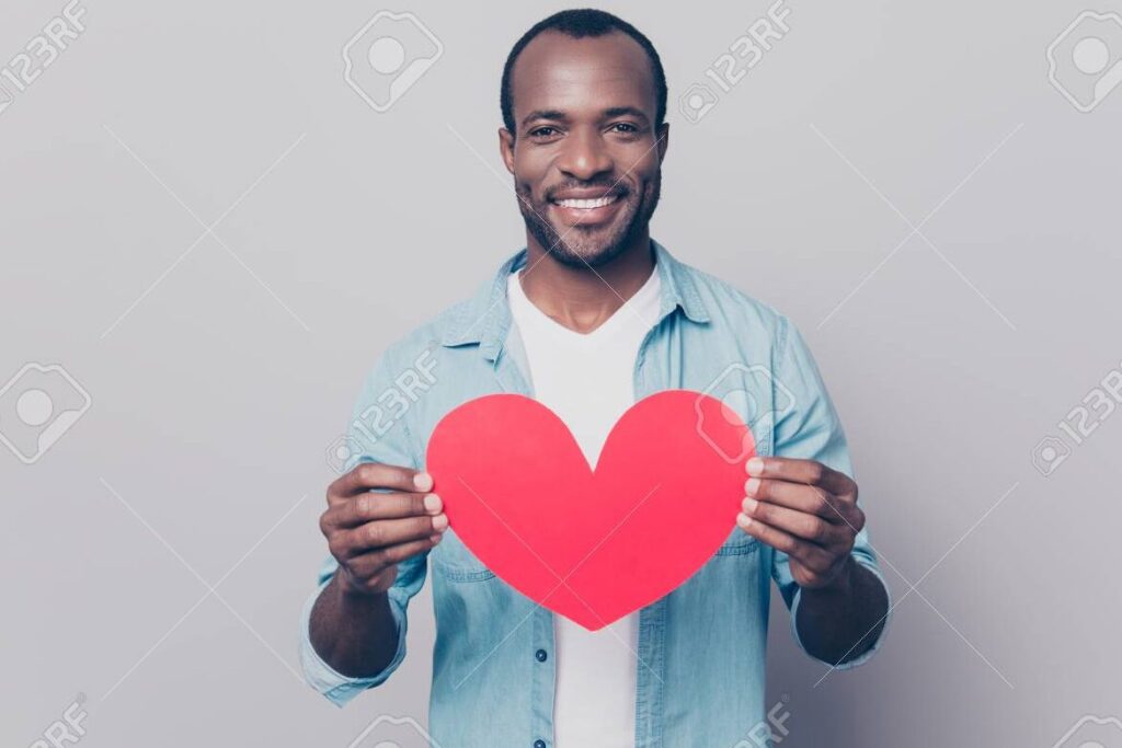 Descubre las cualidades más adorables de tu novio y enamórate aún más 1 novio con gesto tierno y dulce