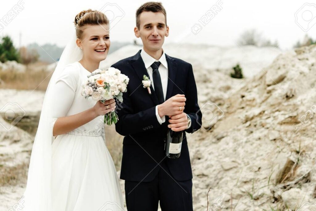 novios felices brindando en su boda