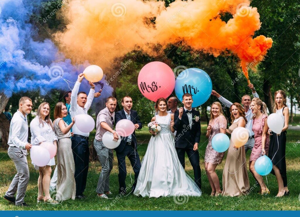 novios riendo con felicitaciones de boda divertidas