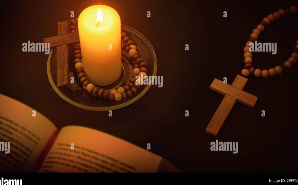 oracion nocturna con biblia y velas