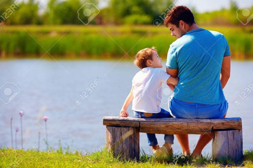 padre e hijo abrazados en el parque 3