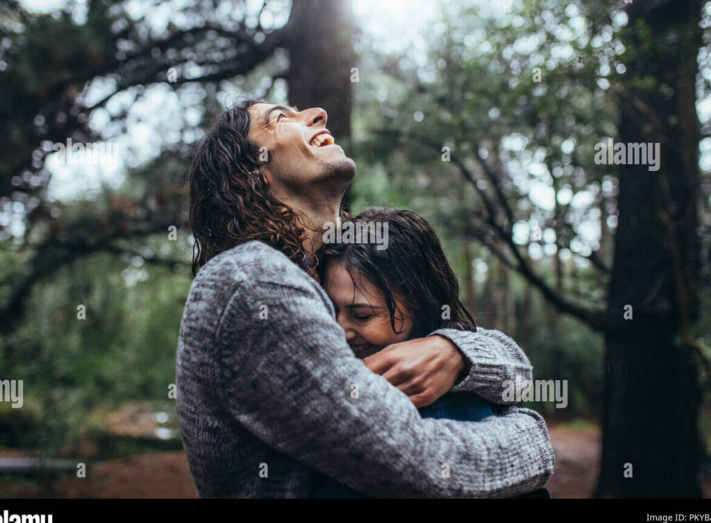 pareja abrazada bajo la lluvia