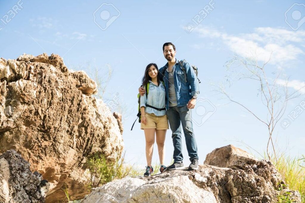 pareja en una aventura al aire libre