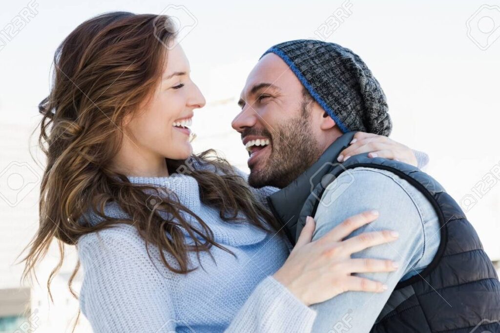 pareja sonriendo y abrazandose 1