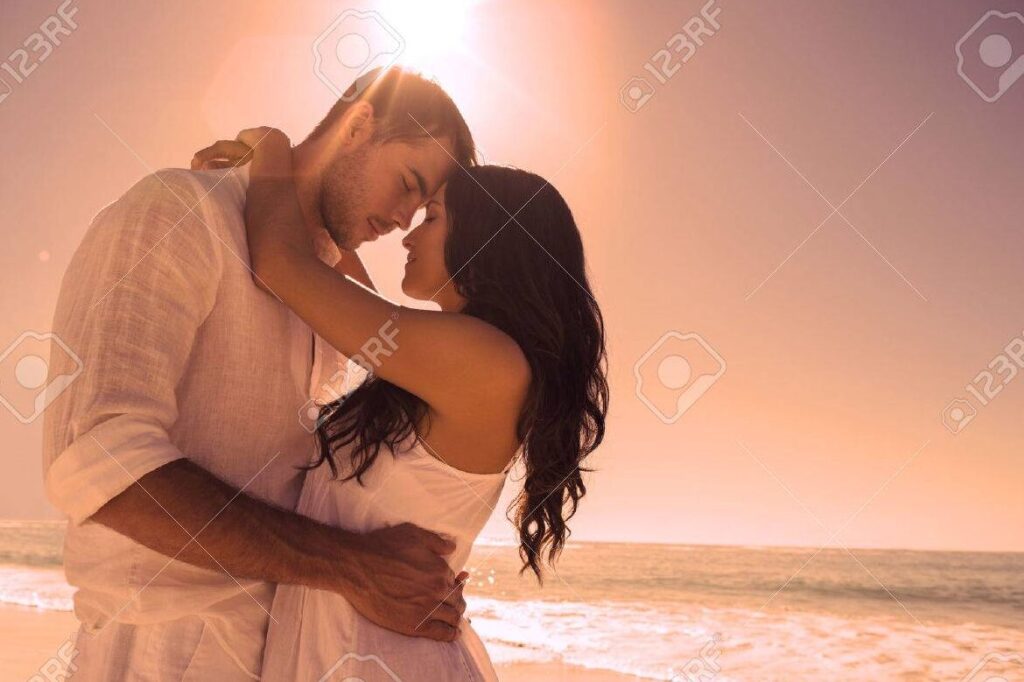 romantica pareja abrazada en la playa
